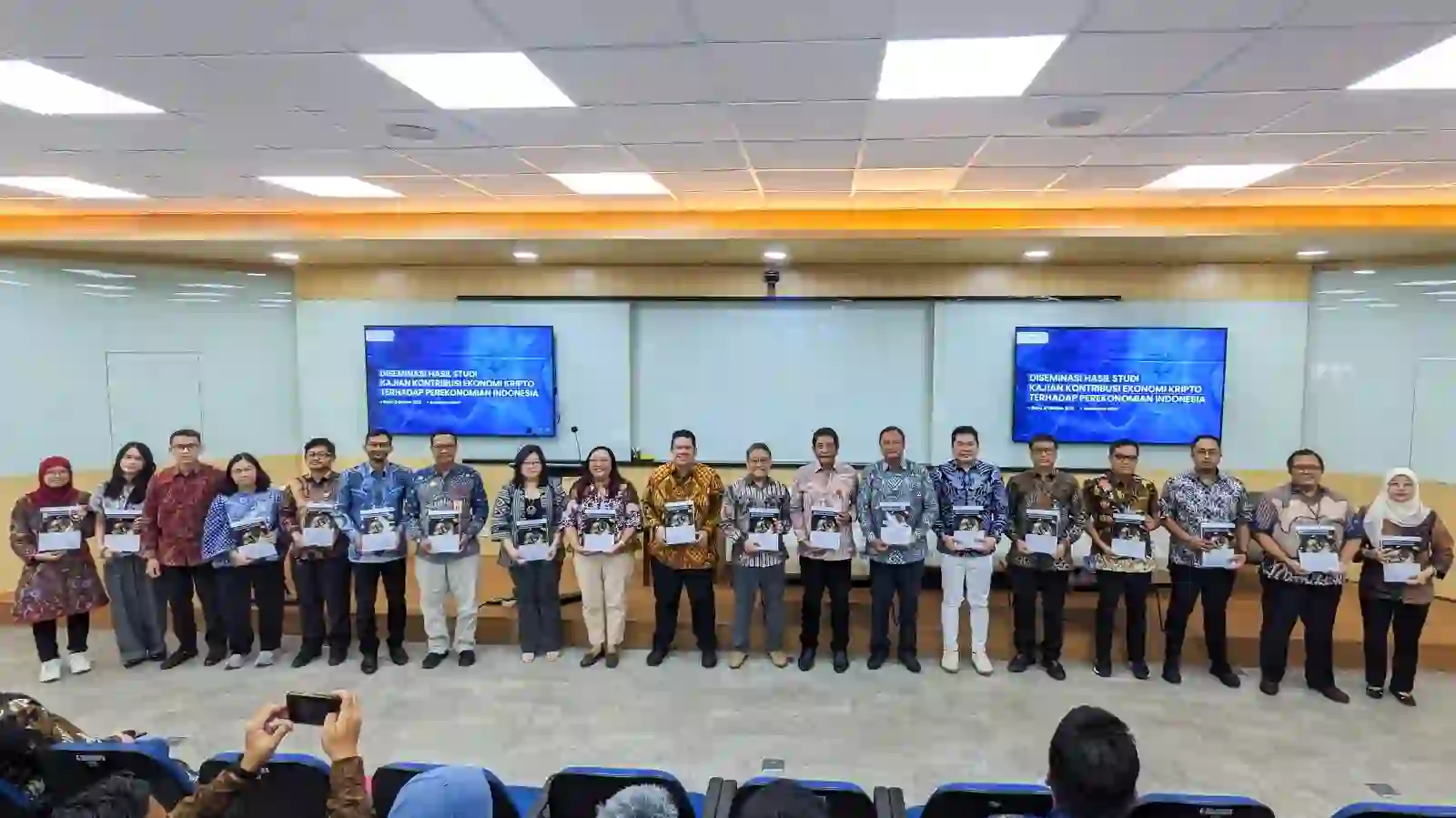 OJK memandang data dan analisis  objektif dari lembaga kredibel seperti LPEM FEB UI dapat memperkuat pemahaman publik