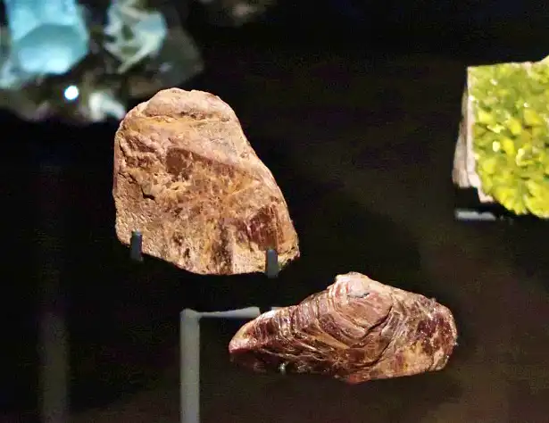 Ilustrasi: Mineral tanah jarang. Monasit. Madagaskar. Musée des Confluences, Lyon. (Foto: Wikimedia Commons/Ismoon)
