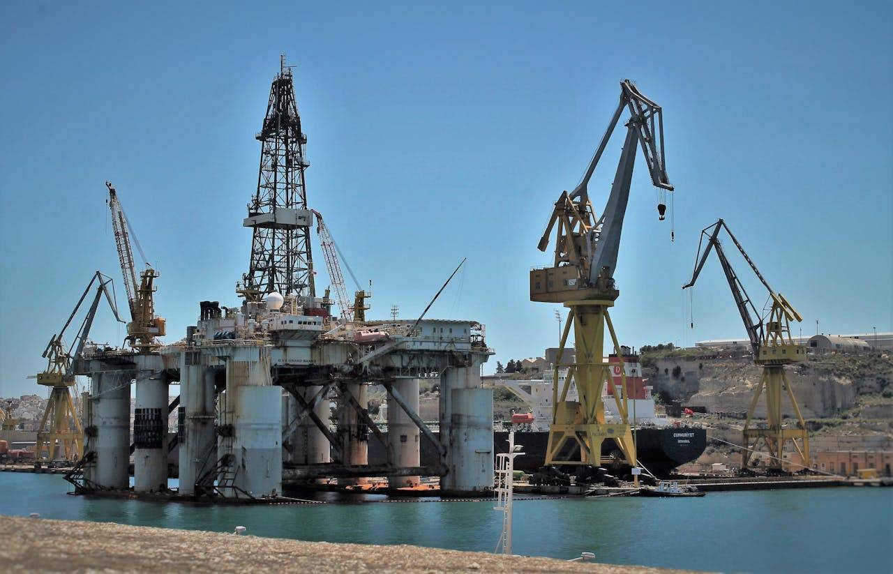 Ilustrasi: Fasilitas rig minyak (Foto: Pexels/Joseph Martin)