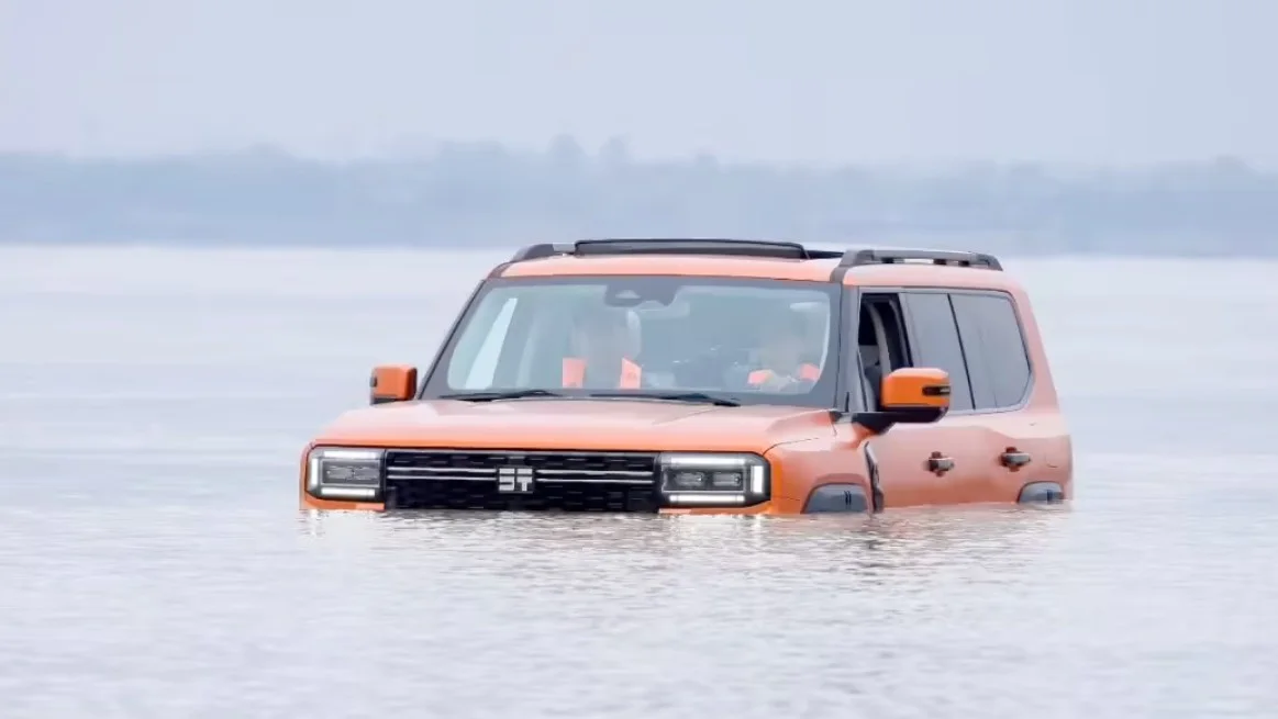 Jetour Zongheng G700 melakukan uji coba dengan melintasi sungai terbesar di China. Foto: dok carnewschina. 