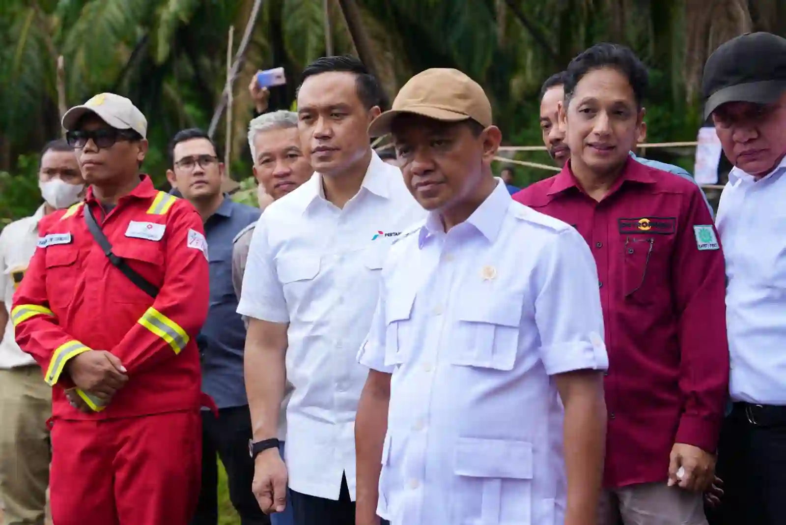 Menteri ESDM Bahlil Lahadalia bersama Pertamina meninjau sumur minyak rakyat di Musi Banyuasin. Berikut tujuannya. Foto: dok. Pertamina