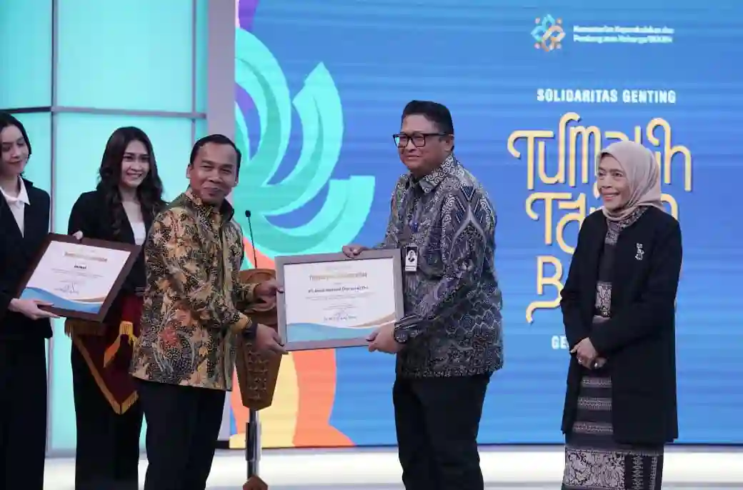 Bank Mandiri menerima penghargaan dari BKKBN atas kontribusi dalam program GENTING.  Foto: dok. Bank Mandiri