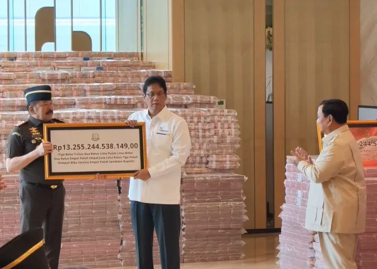 Presiden RI Prabowo Subianto (kanan) menyaksikan penyerahan uang pengganti kerugian negara dalam perkara korupsi pemberian fasilitas ekspor minyak kelapa sawit (CPO)