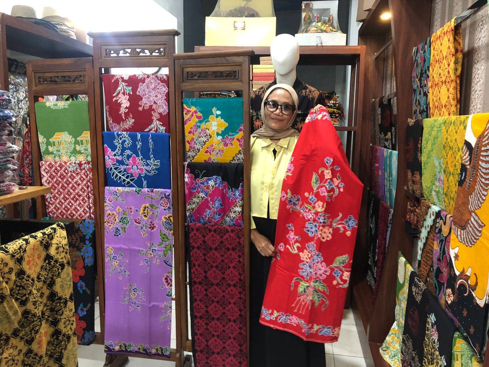 Datik Batik dari Tangerang Selatan sukses menjaga tradisi lewat inovasi fesyen modern dan tumbuh pesat setelah ikut program BRIncubator BRI. Foto: dok. BRI