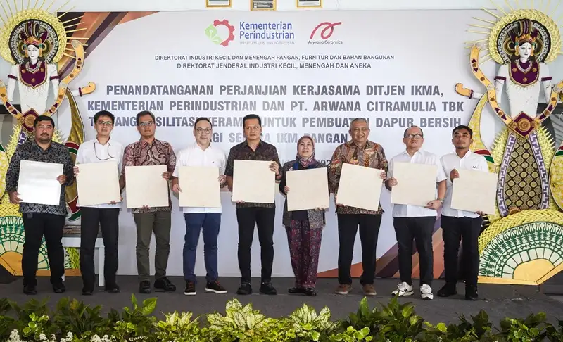 Ditjen Industri Kecil, Menengah, dan Aneka (IKMA) menandatangani nota kesepahaman dengan PT Arwana Citramulia Tbk untuk mendukung sentra IKM pangan di Kabupaten Jembrana, Bali. Foto: dok Kemenperin. 
