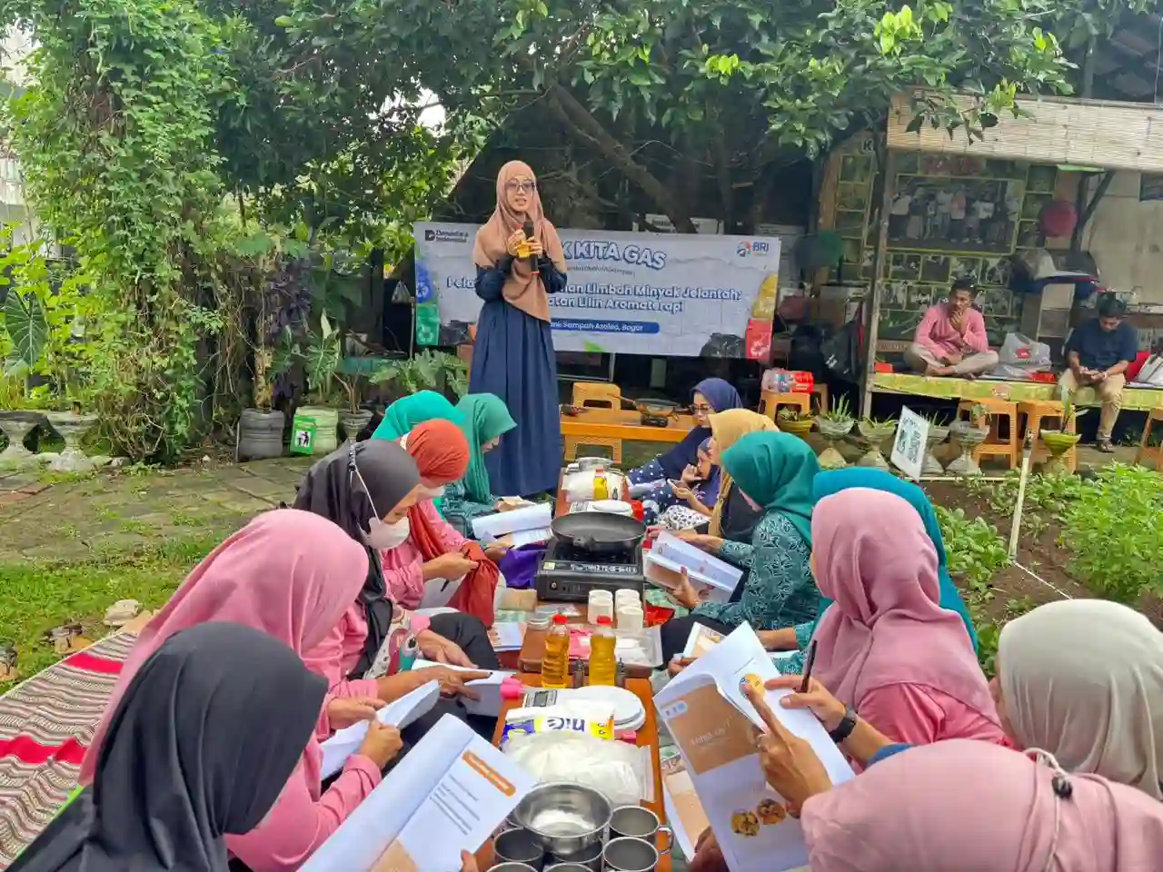 Program BRI Peduli – Yok Kita Gas ajak warga Bogor ubah minyak jelantah jadi sabun ramah lingkungan. Foto: dok. BRI