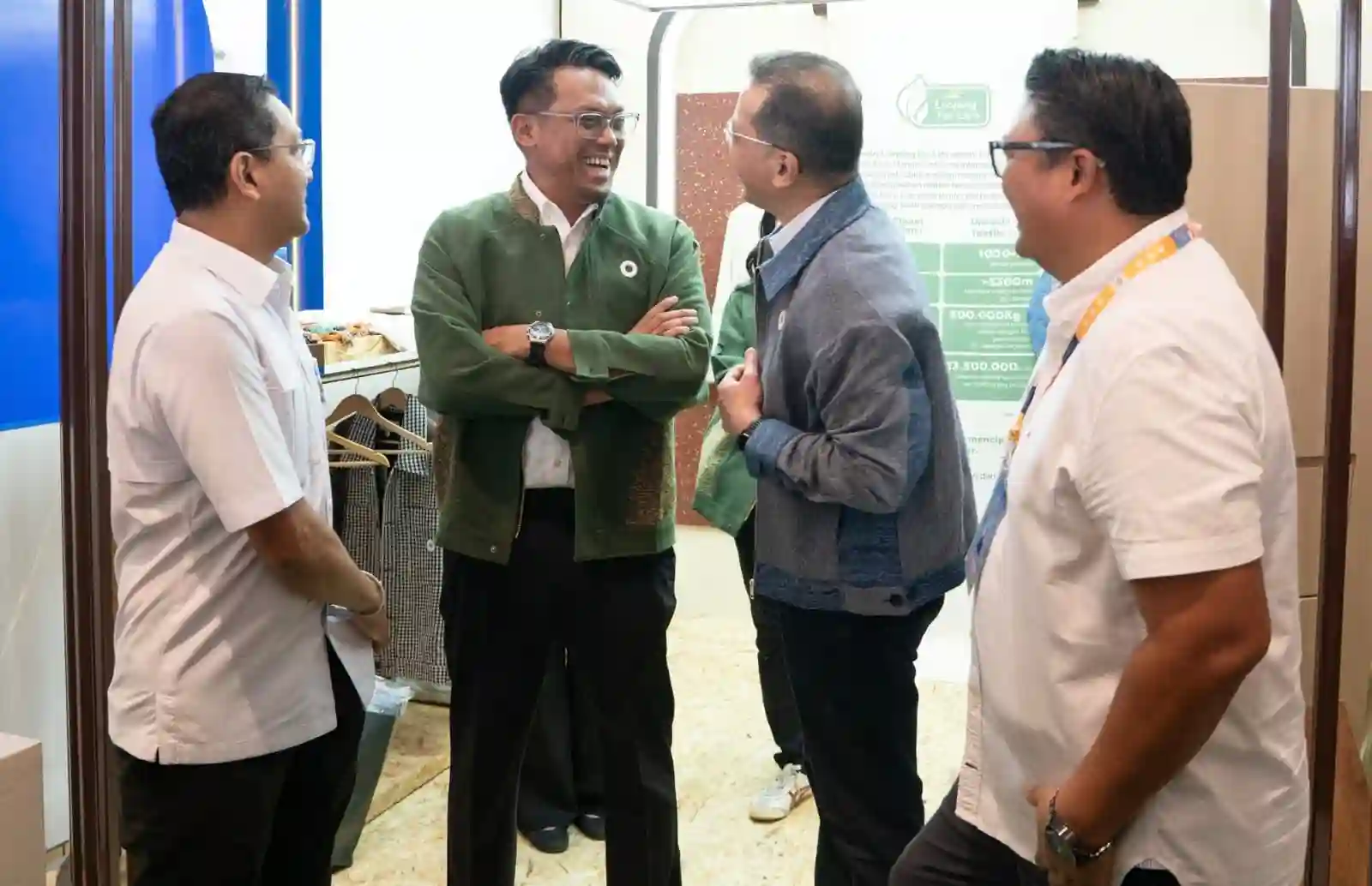 Lewat program Looping for Life, Bank Mandiri dorong aksi hijau untuk olah limbah tekstil jadi produk fesyen bernilai tinggi di Livin’ Fest 2025. Foto: dok. Bank Mandiri