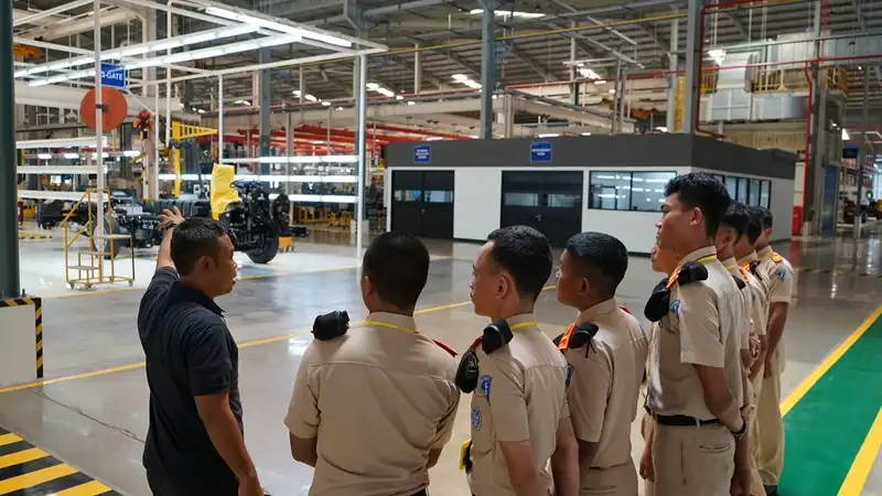 Siswa-siswa jurusan Teknik Kendaraan Ringan SMK Angkasa 1 menyaksikan sasis Bus Mercedes-Benz di Pabrik Truk-Bus Mercedes-Benz di Cikarang. Foto: dok DCVI