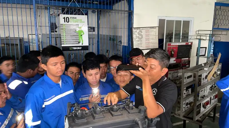Penjelasan pengoperasian, pemanfaatan, dan berbagai aspek mesin Bus Mercedes-Benz OF 917 oleh Aris Sugiarto, Fleet & Driver Training DCVI kepada siswa kelas X hingga kelas XII SMK Angkasa 1 Halim. Foto: dok DCVI