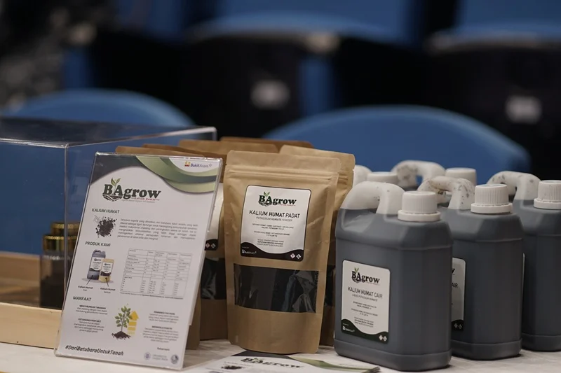 Kalium humat dengan merek BA Grow yang diproduksi oleh PTBA dengan bekerja sama dengan UGM. Foto: dok PTBA.