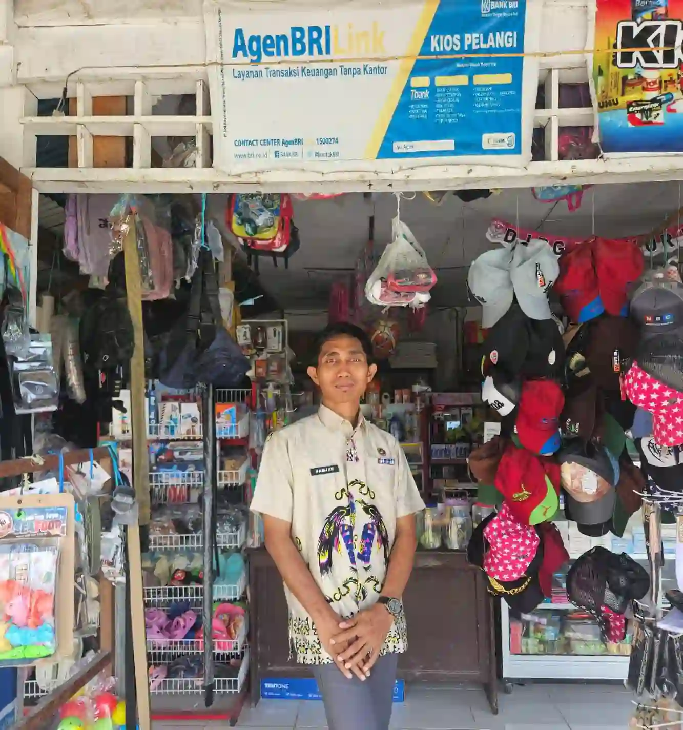 Kisah Hamjah, guru di Biak Numfor, Papua yang mengubah kiosnya jadi layanan keuangan AgenBRILink BRI. Foto: dok. BRI