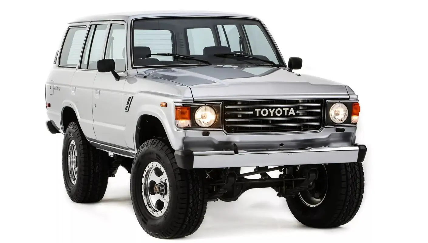 Menghidupkan mobil klasik Land Cruiser klasik FJ60. Foto: carscoops