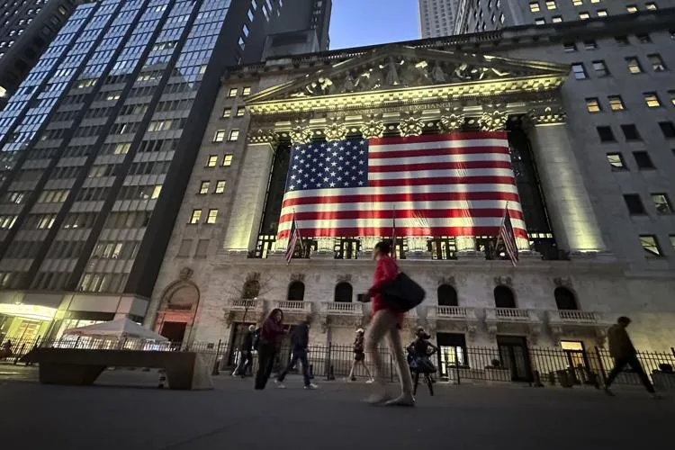 Warga melintas di depan New York Exchange, New York, Amerika Serikat. Foto: Peter Morgan.