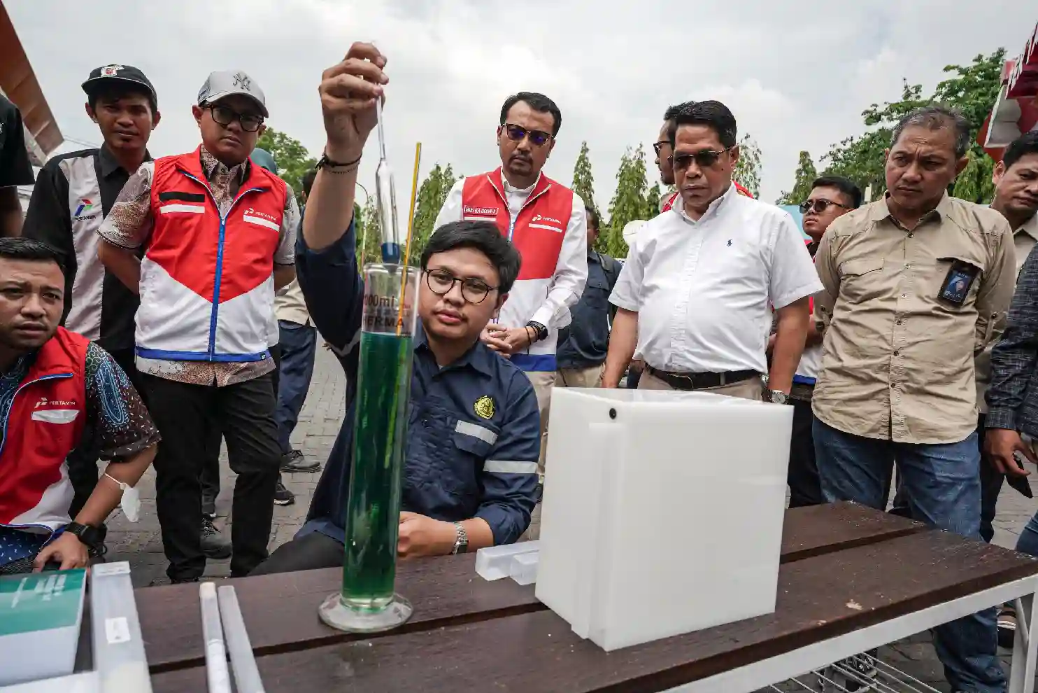 Pertamina Patra Niaga bersama Ditjen Migas dan Lemigas meninjau kualitas BBM di SPBU di Jawa Timur sebagai tindakan cepat tanggap atas keluhan masyarakat. Foto: dok. Pertamina