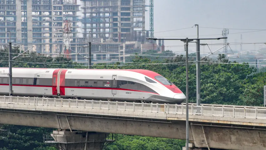 Strategi paling efektif untuk menuntaskan persoalan utang proyek kereta cepat Jakarta–Bandung (KCJB) Whoosh