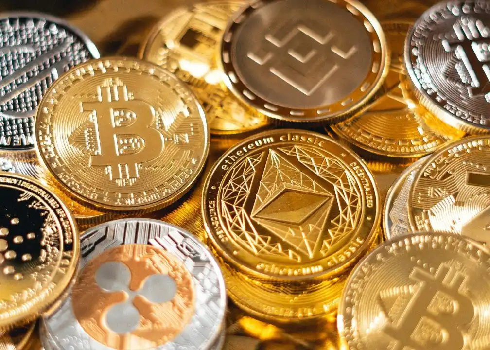 Ilustrasi koin-koin mata uang kripto, antara lain Bitcoin dan Ethereum. Foto: Unsplash/Art Rachen