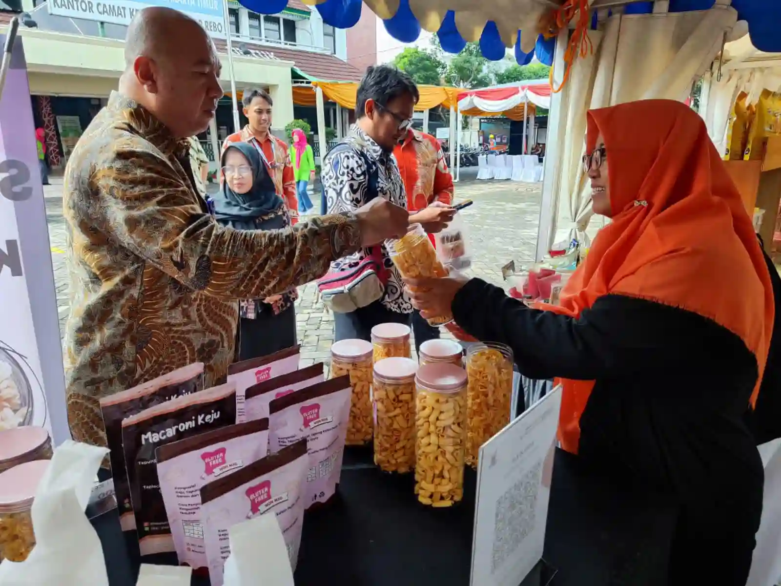 BRI bantu Sulis, pelaku UMKM asal Jakarta Timur hingga mampu kembangkan usaha kue kering Bakulis. Foto: dok. BRI