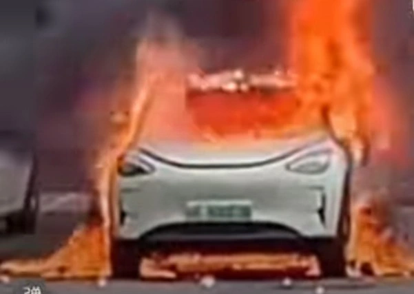 Mobil listrik murah Geely Xingyuan yang terbakar di China, Foto: tangkapan layar YouTube. 