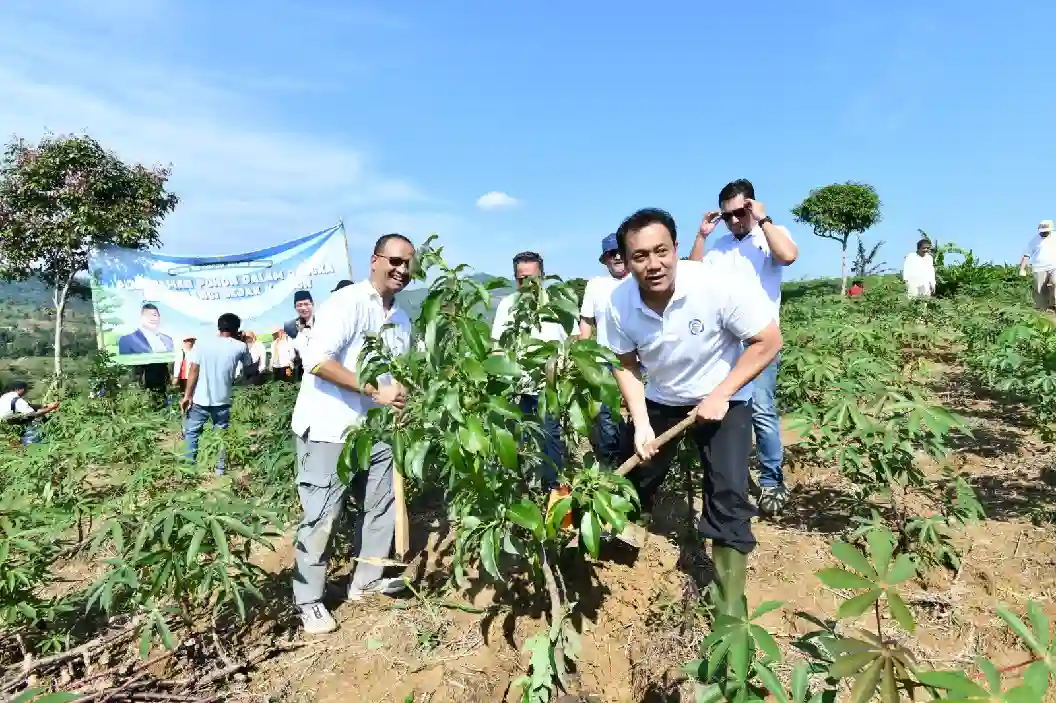Wakil Menteri Lingkungan Hidup, Diaz Hendropriyono dan Direktur Transformasi dan Keberlanjutan Bisnis Pertamina, Agung Wicaksono melakukan Penanaman Pohon dalam rangka Mengurangi Jejak Karbon, Sabtu (1/11) di Bogor. Foto: dok. Pertamina