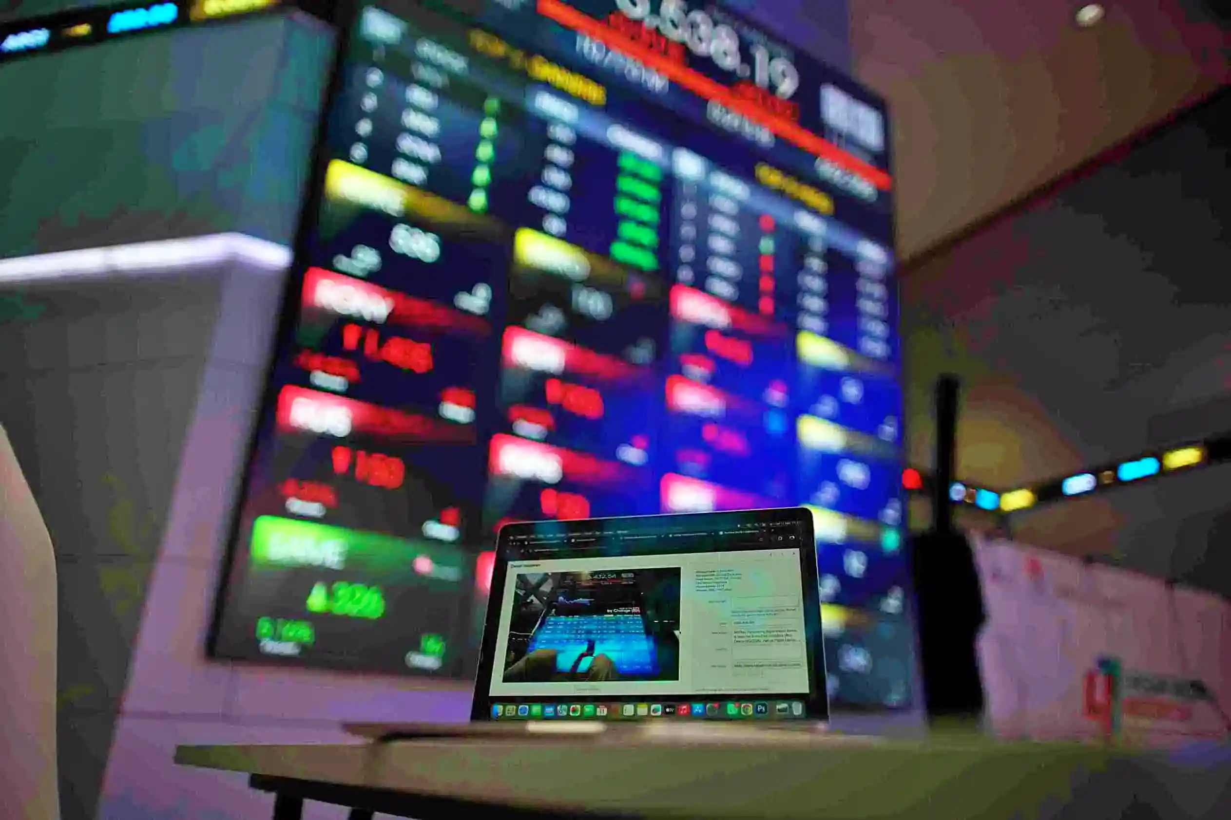 Setelah dua tahun menghadapi tekanan pendanaan dan perlambatan belanja digital, emiten-emiten teknologi di Bursa Efek Indonesia (BEI) mulai menampilkan tanda pe