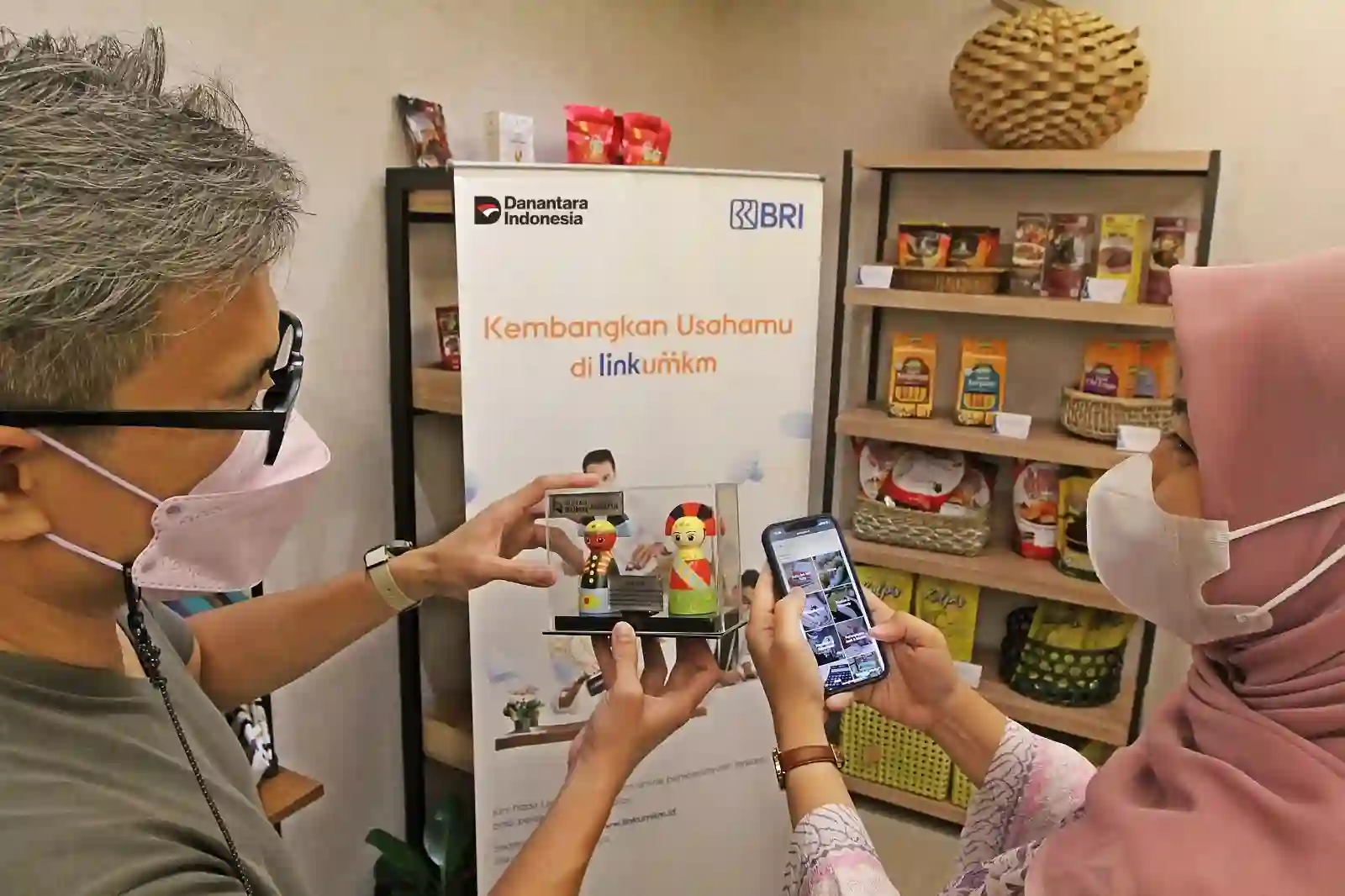 BRI dorong 13,6 juta pelaku UMKM naik kelas lewat aplikasi LinkUMKM. Tersedia fitur pelatihan, pendampingan, sampai akses pasar. Foto: dok. BRI