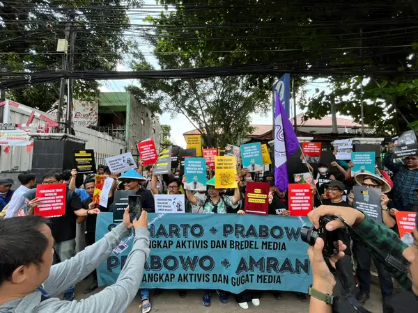 Aksi Solidaritas Komunitas Pers memberi dukungan terhadap Tempo yang digugat Menteri Pertanian di Pengadilan Negeri Jakarta Selatan, Hari Ini, 3 November 2025. Foto: Dok AJI Jakarta
