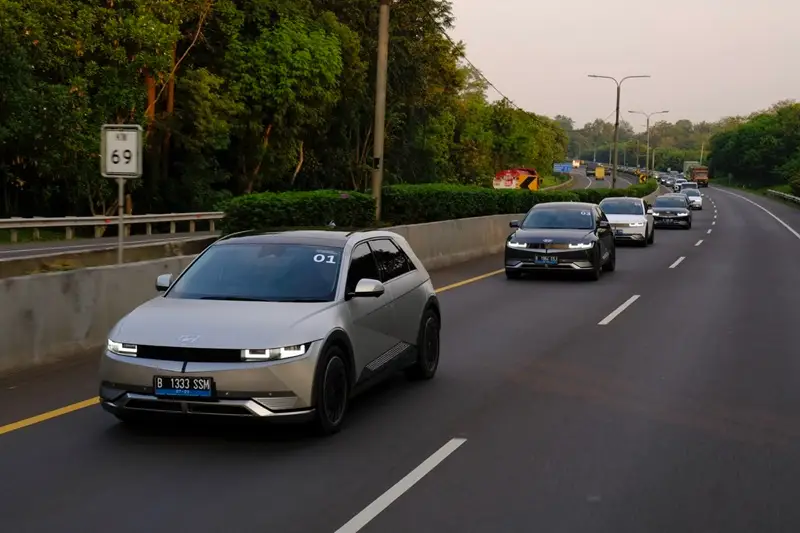 Hyundai IONIQ 5 yang sedang melaju di jalan raya. Foto: dok Hyundai. 