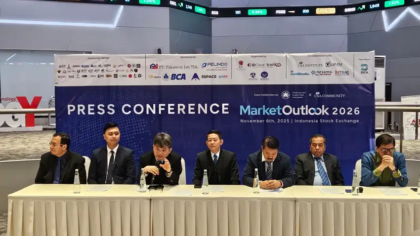 Suasana konferensi pers Market Outlook 2026 di Main Hall Bursa Efek Indonesia, Kamis, 6 November 2025. Hadir dalam kegiatan tersebut antara lain Dr. Hans Kwee selaku Ketua Dewan Juri CSA Research Competition, Edwin Sebayang sebagai juri CSA Research Competition, Dega Rapidity sebagai Wakil Sekretaris Jenderal PAEI, Aria Samata Santoso sebagai Ketua Pelaksana Market Outlook 2026, David Sutyanto selaku Ketua Umum PAEI, Budi Ruseno sebagai Ketua Umum PPJKI, serta Haryajid Ramelan sebagai Ketua Dewa
