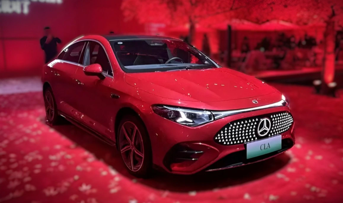 Mercedes-Benz CLA 300 L EV yang meluncur di Beijing, China. Foto: carnewschina. 