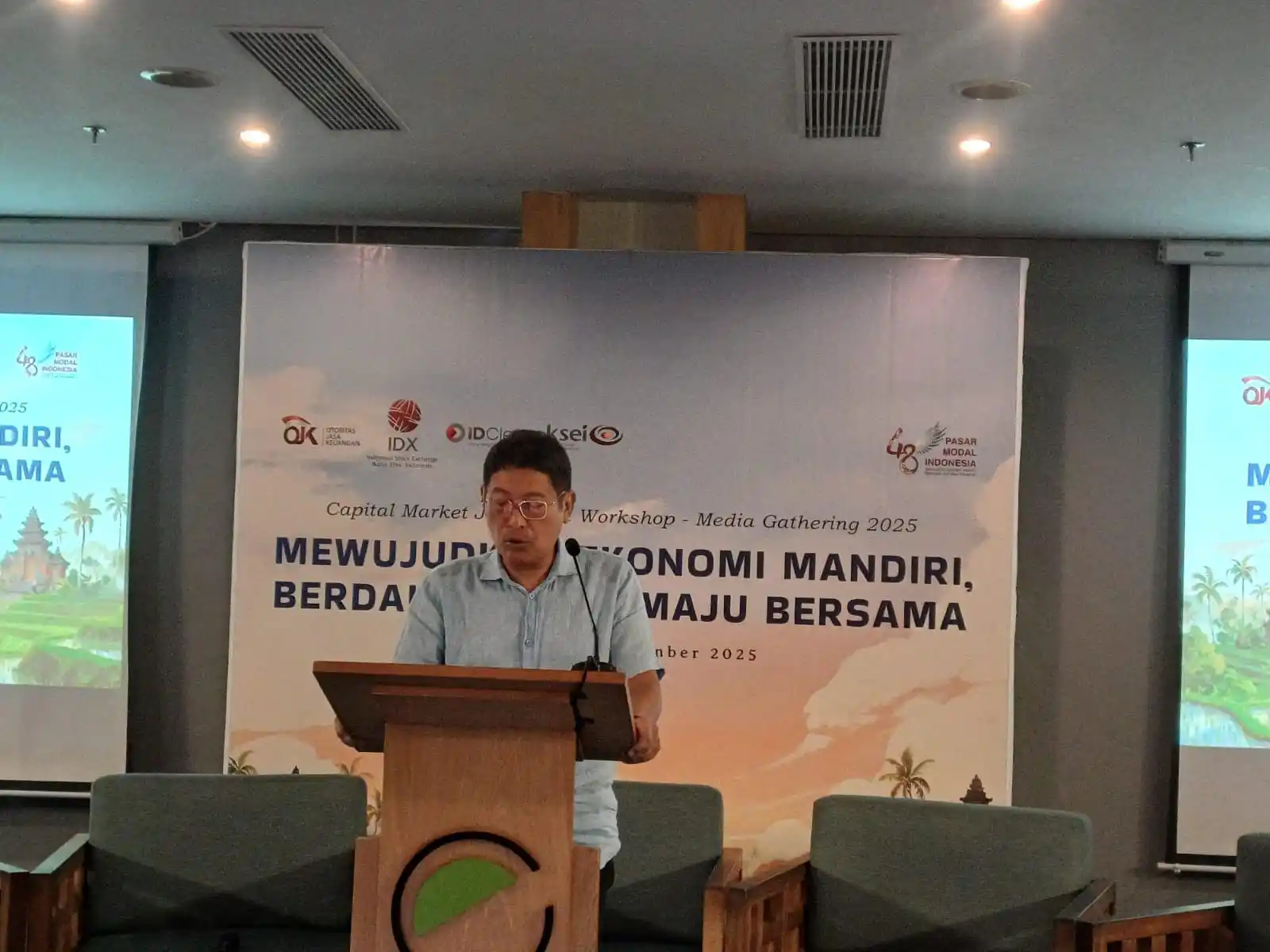  Kepala Eksekutif Pengawas Pasar Modal, Keuangan Derivatif dan Bursa Karbon, Inarno Djajadi saat memberikan sambutan dalam acara media gathering di Ubud, Bali. Desty Luthfiani/KabarBursa.com