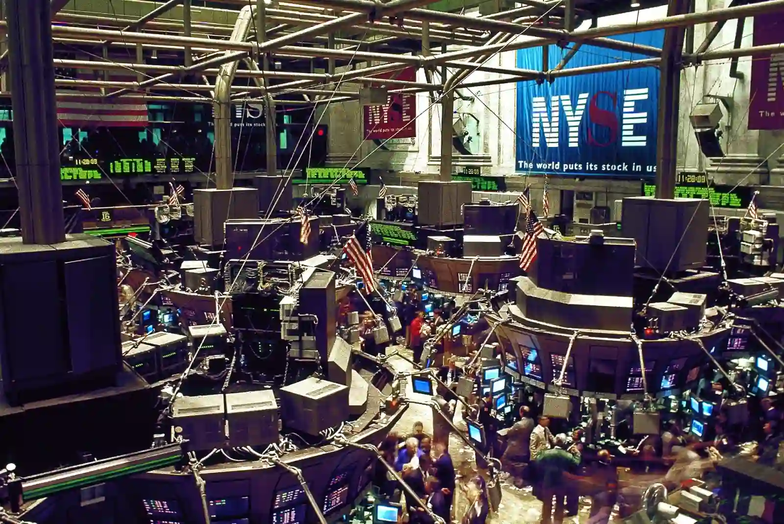 Ilustrasi: Suasana dalam New York Stock Exchange atau Wall Street. (Foto: Public Domain Pictures)