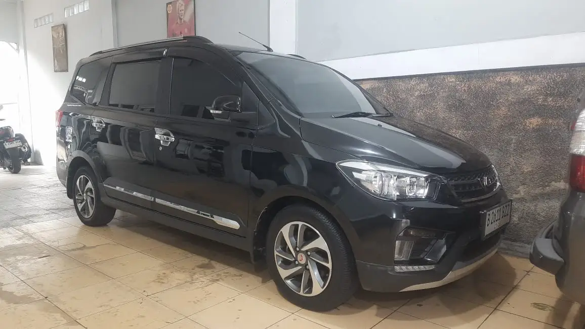 Ilustrasi melihat persaingan pasar mobil bekas dadi merek China dan Jepang di showroom. Foto: Harun/KabarBursa.com
