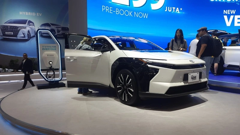 Toyota New bZ4X dan Urban Cruiser di GJAW 2025. Foto: Harun/KabarBursa.com