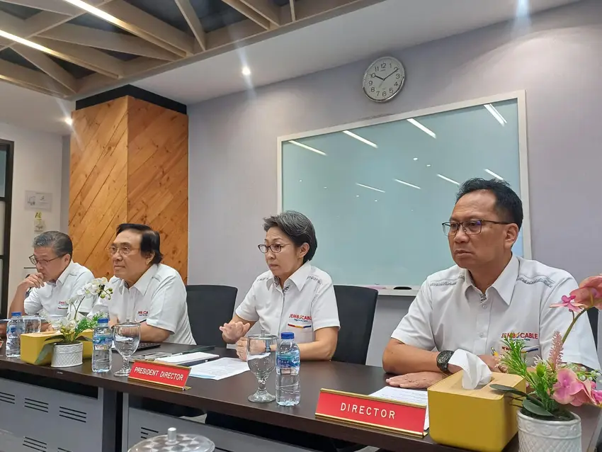 Jajaran Direksi PT Jembo Cable Company Tbk (JECC) saat memaparkan materi Public Expose yang digelar Rabu, 26 November 2025 di Mega Glodok Kemayoran Office Tower B, Jakarta Pusat. Desty Luthfiani/KabarBursa.com