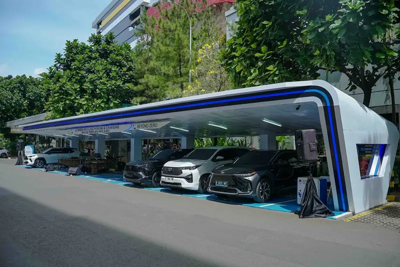 Fasilitas isi daya EV gratis Toyota di Bandung. Foto: dok Toyota. 