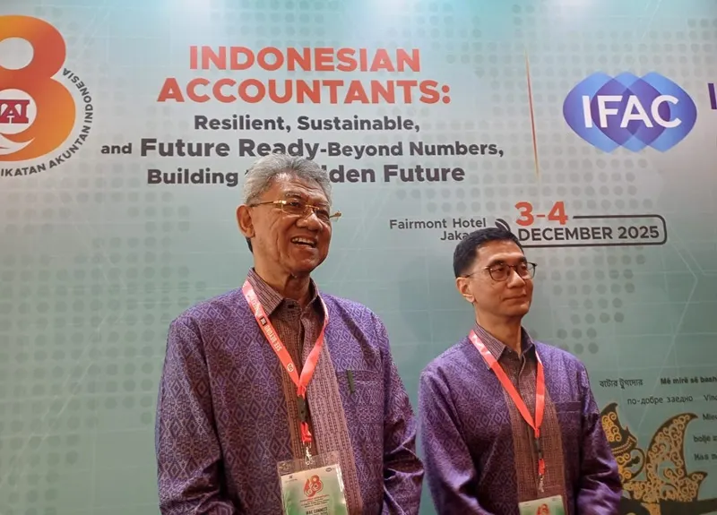 Ketua DPN IAI, Ardan Adiperdana dan Anggota DPN IAI dan IFAC Board Member, Sidharta Utama di Hotel Fairmont, Senayan, Jakarta pada Rabu, 3 Desember 2025. Desty Luthfiani/KabarBursa.com