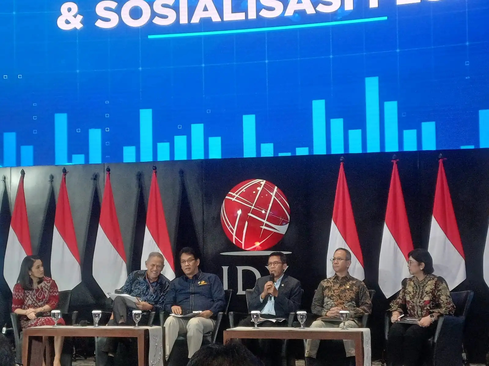 Sejumlah pemangku kebijakan sektor keuangan nasional menjadi pembicara dalam CNBC Indonesia Financial Forumbertajuk Penguatan Sistem Keuangan Indonesia di Main Hall Bursa Efek Indonesia, Jakarta, Rabu, 3 Desember 2025. Acara ini menghadirkan Menteri Keuangan RI Purbaya Yudhi Sadewa, Deputi Gubernur Senior Bank Indonesia Destry Damayanti, Ketua Dewan Komisioner OJK Mahendra Siregar, Ketua Dewan Komisioner LPS Anggito Abimanyu, Wakil Ketua DPR RI Adies Kadir, serta Ketua Komisi XI DPR RI Misbakhun