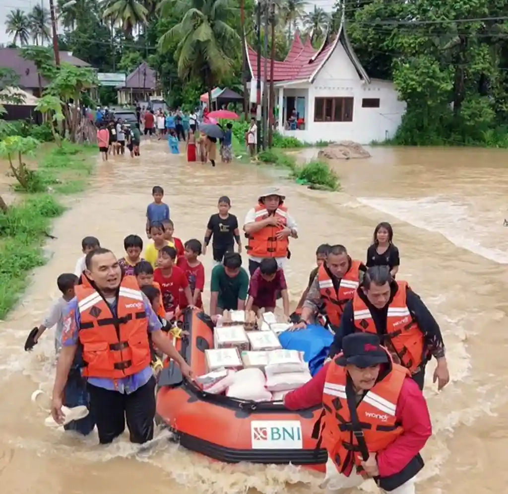 Bank BNI salurkan bantuan logistik, perlengkapan harian, dan dukung operasional warga terdampak banjir-longsor di Sumbar serta Sumut. Foto: dok. BNI