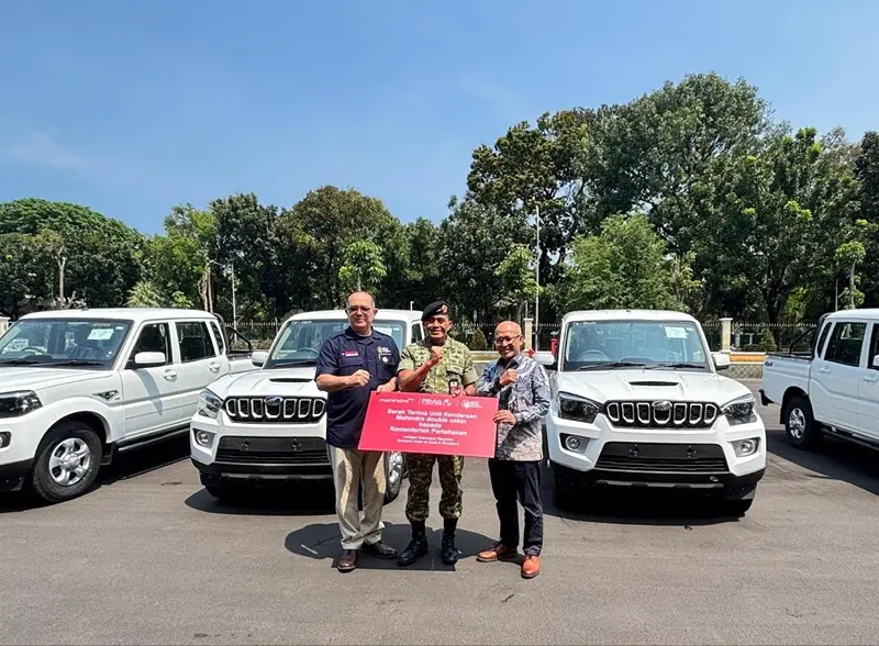 Penyerahan pikap dobel kabin 4x4 kepada Kementerian Pertahanan. Foto: dok RMA Indonesia.