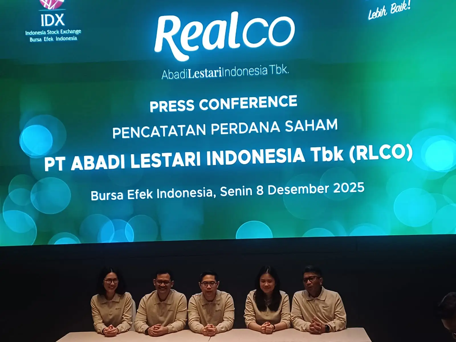  Jajaran direksi PT Abadi Lustari Indonesia Tbk (RLCO) di Main Hall BEI, Jakarta pada Senin, 8 Desember 2025.