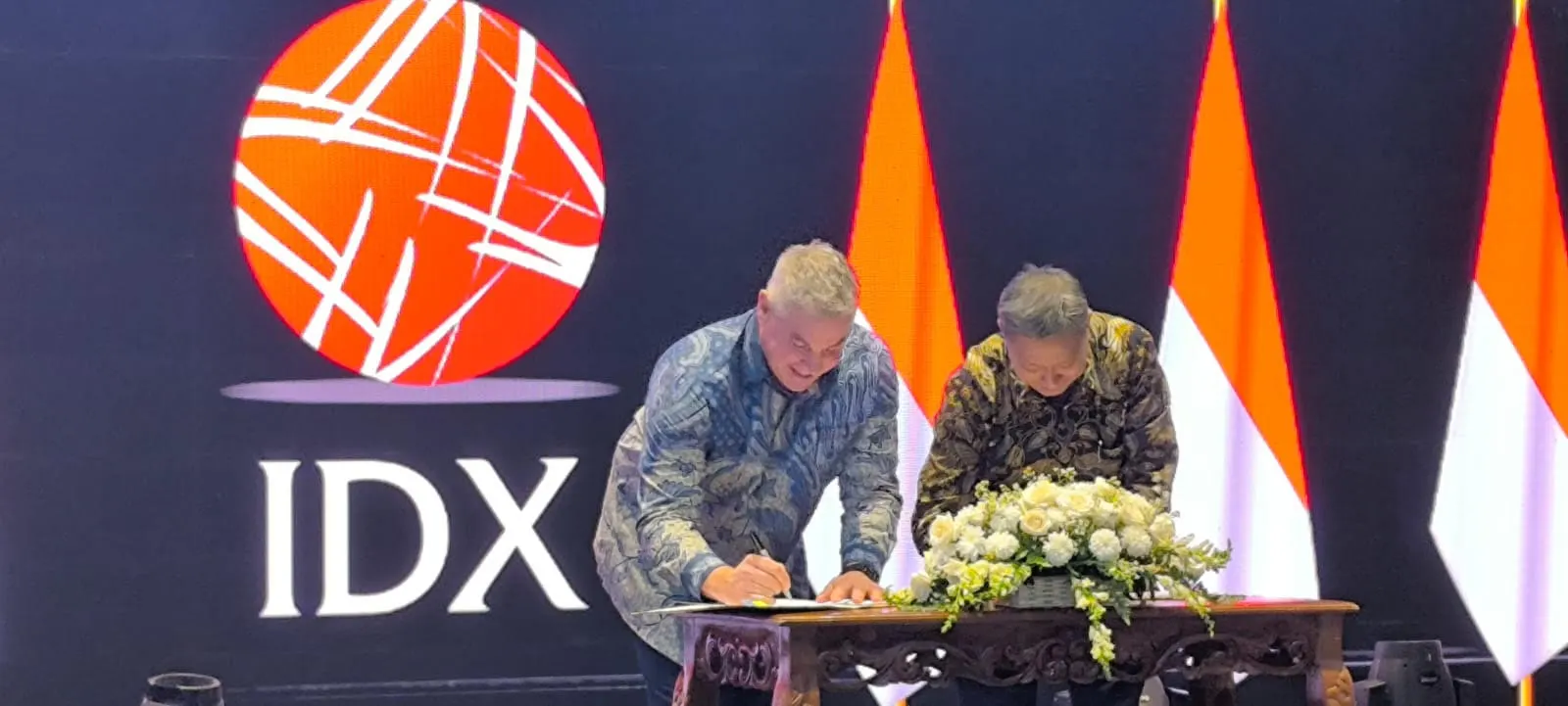 Jajaran direksi Robinhood dan PT Buana Capital seremonial menandatangani kerja sama akuisisi di Main Hall BEI, Jakarta pada Senin, 8 Desember 2025. (Foto:  Desty Luthfiani/Kabarbursa.com)