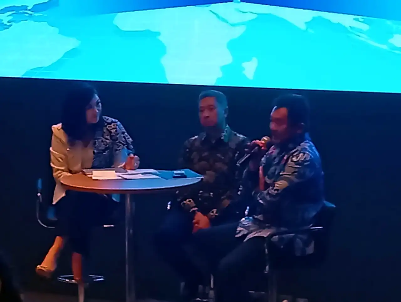 Presiden Direktur Buana Capital Benny Hardiman Setiabrata (tengah) dan Head of Robinhood Asia Patrick Chan (kanan) saat konferensi pers di Gedung Bursa Efek Indonesia, Senin, 8 Desember 2025. Desty Luthfiani/KabarBursa.com