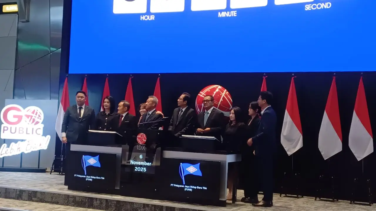 Jajaran Direksi PJHB dan jajaran Direksi Bursa Efek Indonesia saat acara seremonial pencatatan saham perdana di Main Hall Bursa Efek Indonesia Kamis, 6 November 2025. Desty Luthfiani/KabarBursa.com