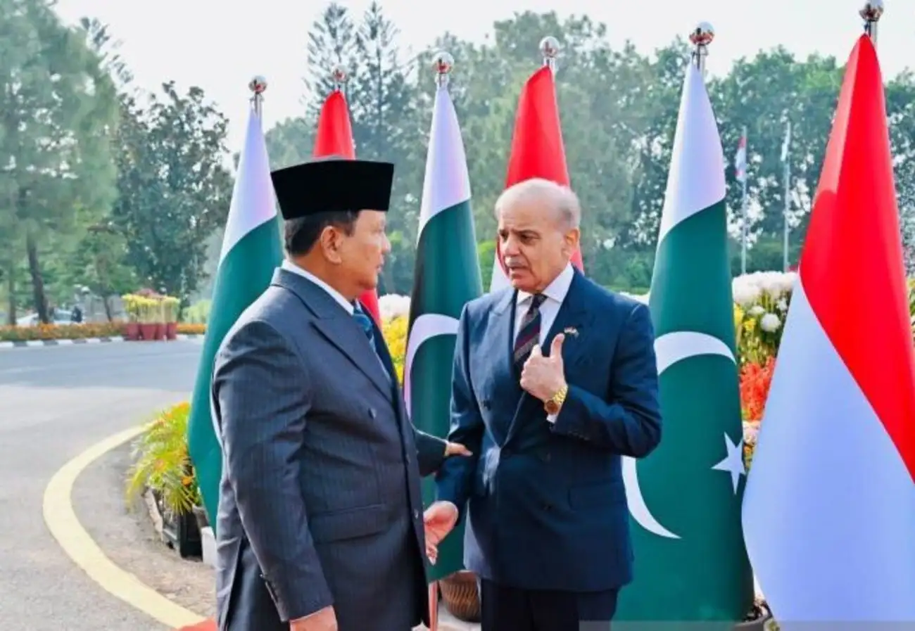 Presiden Prabowo Subianto (kiri) dan Perdana Menteri (PM) Pakistan Shehbaz Sharif (kanan) berbincang-bincang saat keduanya bertemu di kediaman resmi perdana menteri Pakistan (PM House) di Islamabad, Pakistan