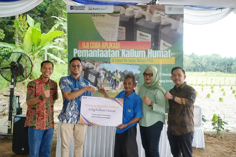 Uji coba kalium humat untuk kebutuhan petani. Foto: dok PTBA.