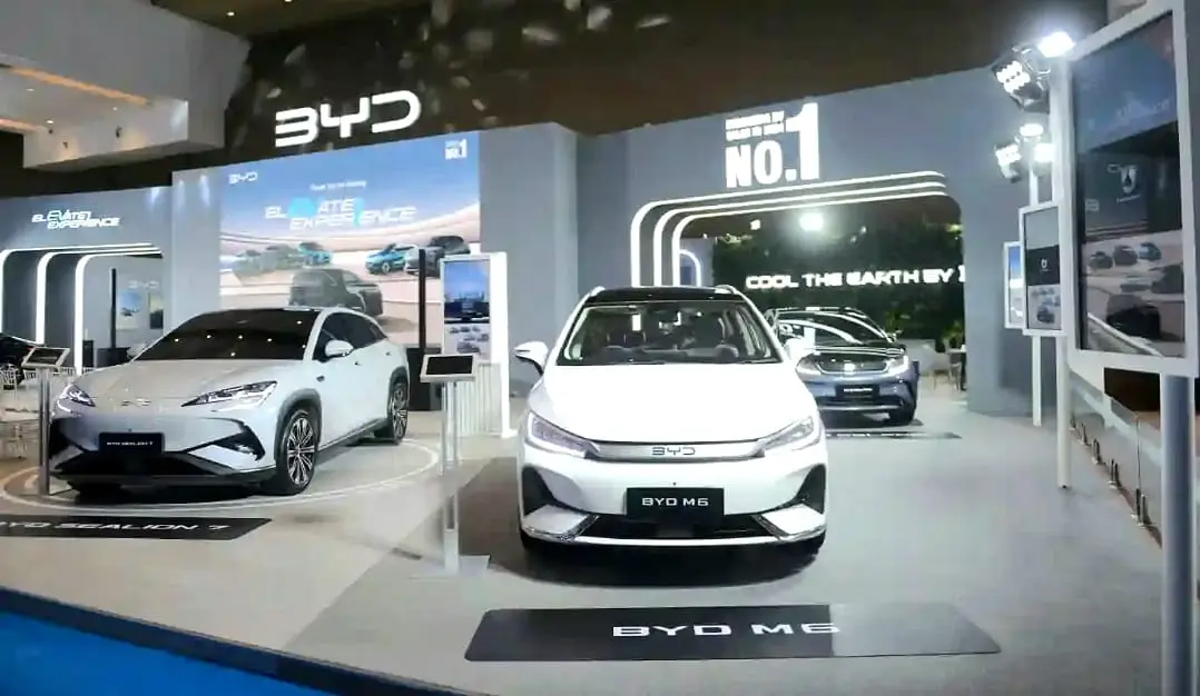 BYD paparkan performa penjualan mobil listrik tahun ini. Atto 1 laris manis, Denza D9 kuasai segmen MPV Premium. Foto: Harun/KabarBursa.com