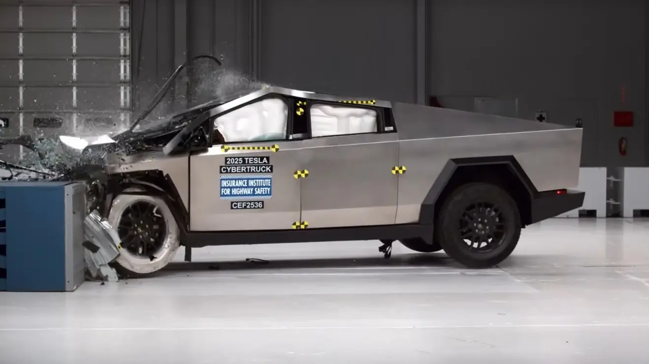 Uji tabrak Tesla. Foto: dok Carscoops.