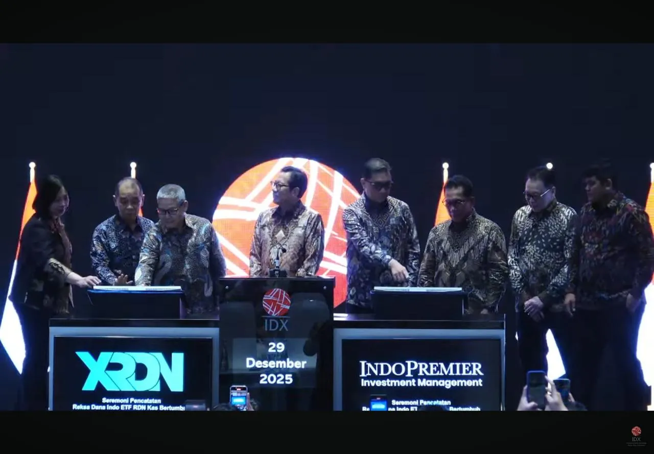 Caption foto : Tangkapan layar seremonial Direktur PT Indo Premier Investment Management Noviono Darmosusilo dan jajaran direksi BEI di Main Hall BEI, Jakarta dalam peluncuran XRDN pada Senin, 29 Desember 2025. Doc.YouTube BEI