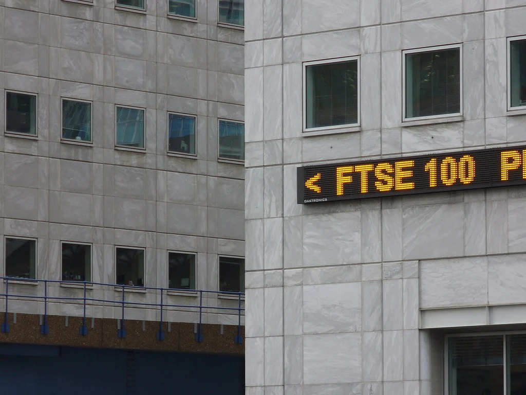 Ilustrasi: Layar menampilkan FTSE 100 di saham Inggris. (Foto: Wikimedia Commons)