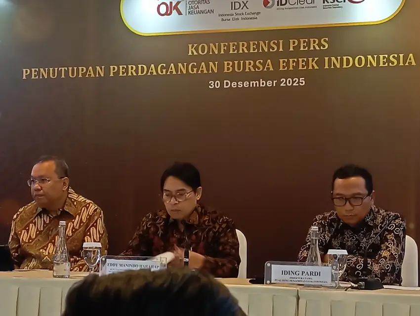  Deputi Komisioner Pengawas Pengelolaan Investasi Pasar Modal dan Lembaga Efek OJK, Eddy Manindo Harahap (tengah)beserta jajaran direksi SRO pasar modal saat melakukan konferensi pers penutupan pasar di BEI, Jakarta pada Selasa, 30 Desember 2025. Desty Luthfiani/KabarBursa.com